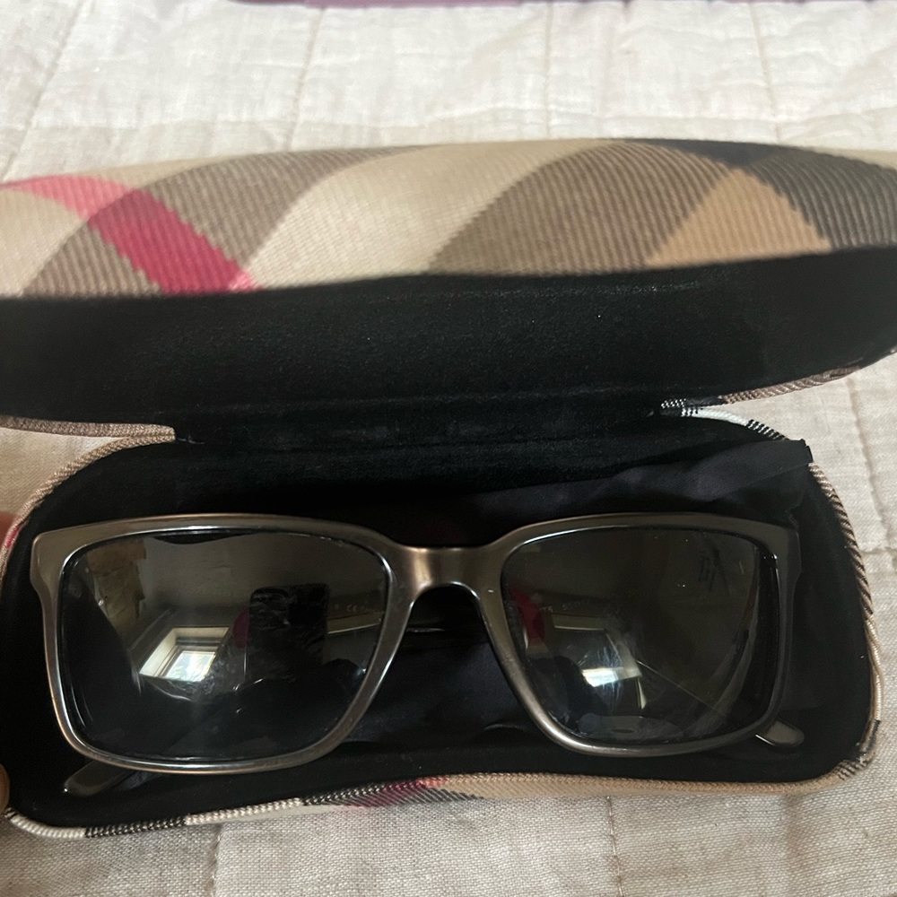 BURBERRY SUNGLASSES VERY CHIC AND CLASSY